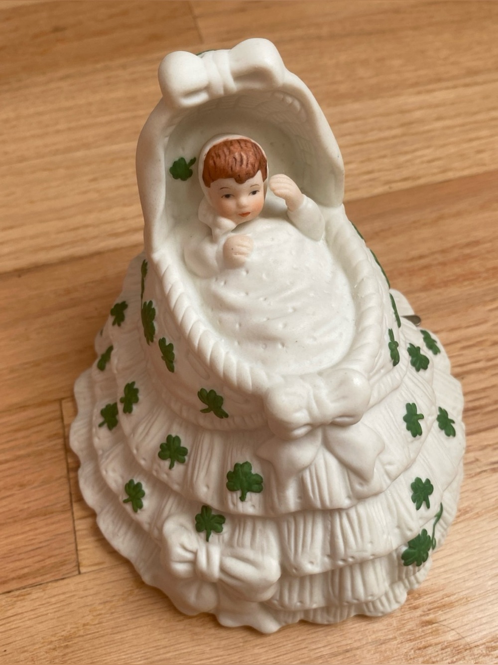 VINTAGE LEFTON SHAMROCK BABY IN CRADLE ST MUSICAL FIGURINE Too Ra Loo Ra Loo Ral